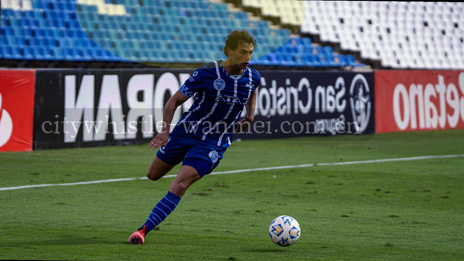 俯拍城市中的夜间球场，四个球场灯光在楼群之间亮起